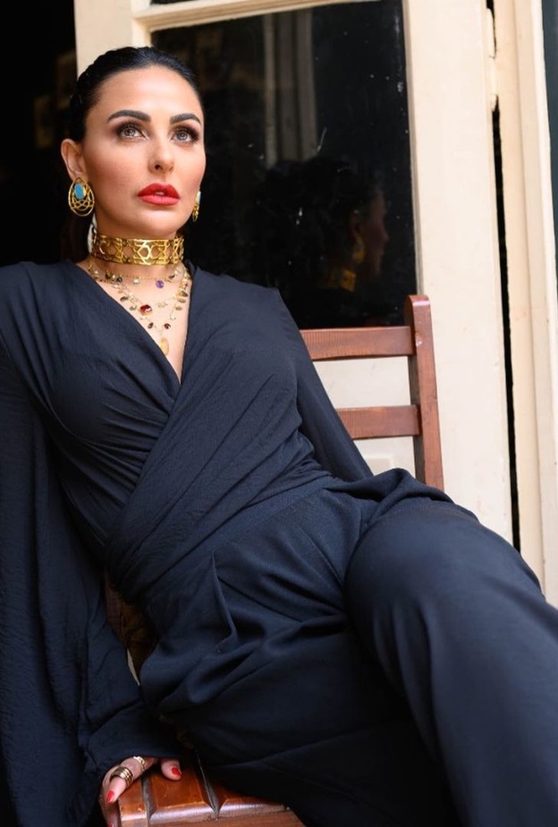 أطلت ميس حمدان بالحمبسوت الأسود الأنيق وأكملت اللوك بالمجوهرات الذهبية ذات الطابع الشرقي
