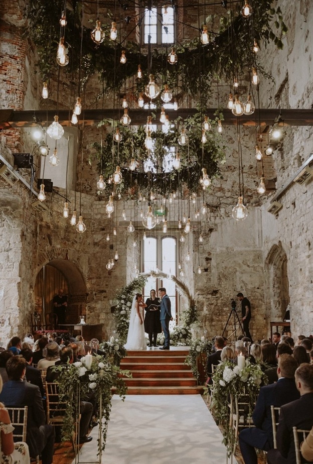 أفكار رائعة لتزيين أسقف قاعات الزفاف بنباتات الزينة الخضراء