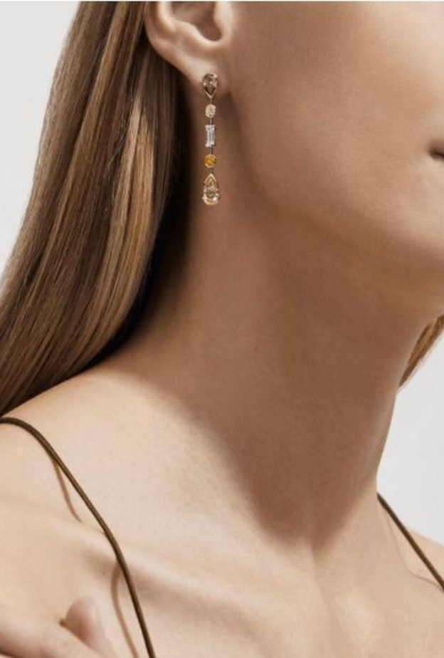 المجوهرات الذهبية المختلطة لإطلالة بعيدة عن التقليد