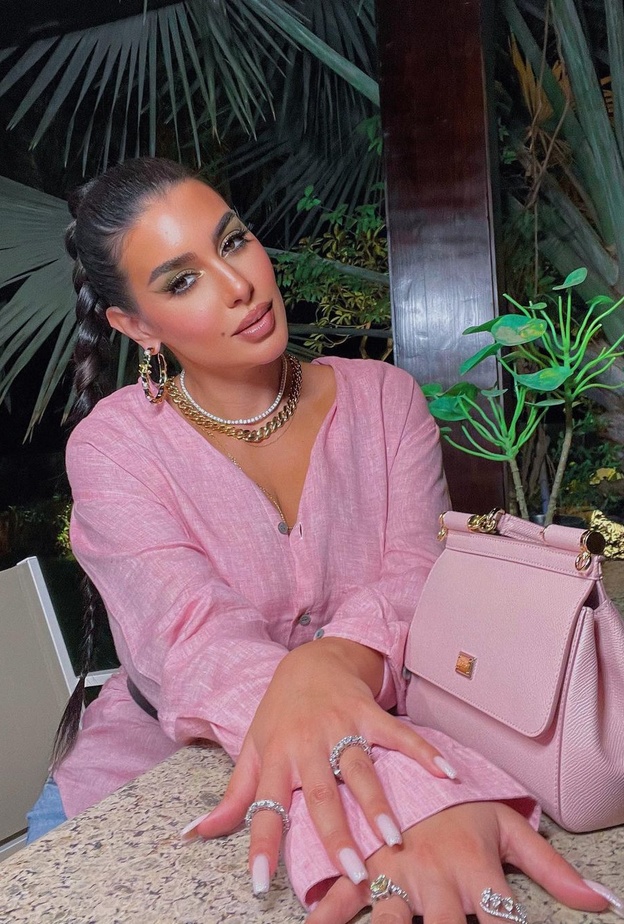 إختارت حقيبة Sicily Small Tote Bag من Dolce & Gabbana مع القميص الزهري