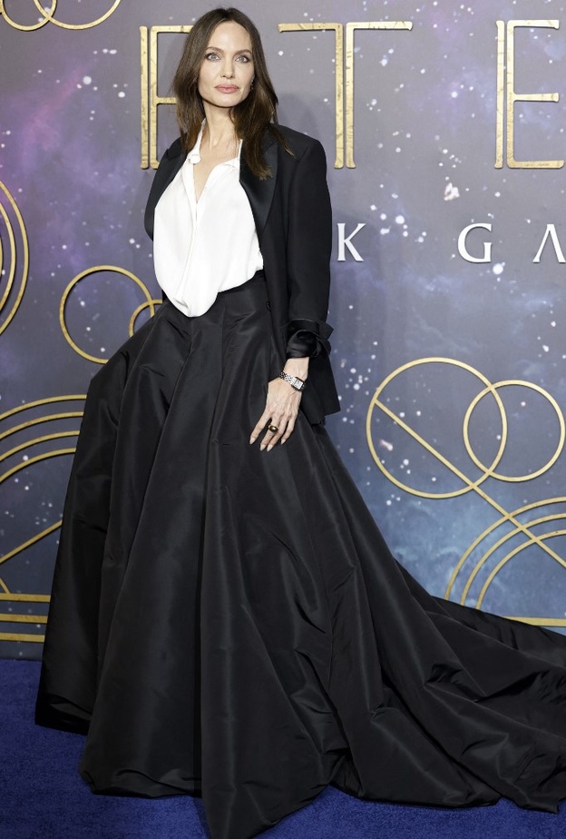 إطلالة أنجيلينا جولي المميّزة حملت توقيع دار فالنتينو Valentino التي صممت اللوك خصيصاً  لها