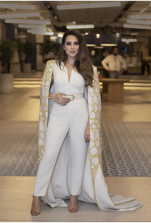 إطلالة ميسا قرعة في إكسبو 2020 تخطف الأنظار بالجمبسوت مع الكاب