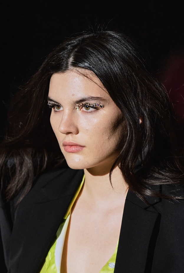 اجمل مكياج فضي براق وقوي مع الغليتر النافر من Coperni