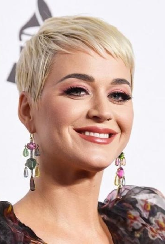 مكياج وردي مميز على طريقة كاتي بيري لدعم مريضات سرطان الثدي