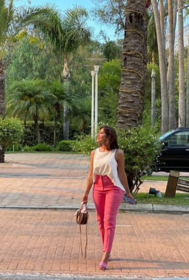 اختارت هنوف طلال ارتداء البنطال الزهري