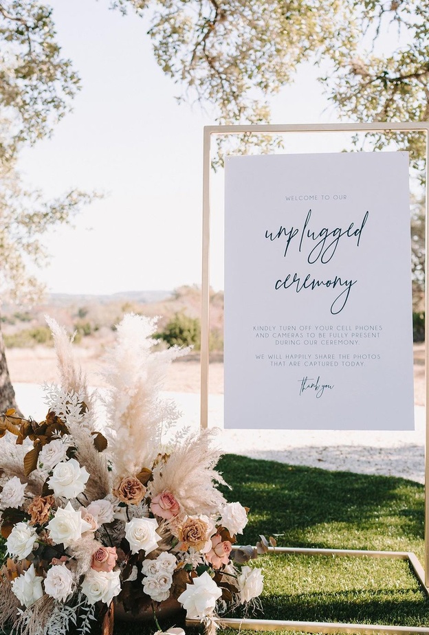 استخدمي لافتات مواقع الجلوس في حفل الزفاف وتستخدم لمساعدة ضيوف الحفل في تحديد أماكن جلوسهم