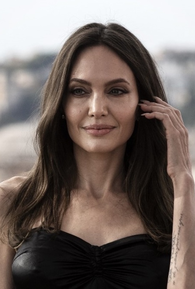 اطلالات انجلينا جولي بمكياج اسود ومات