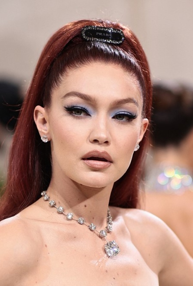 أبرز إطلالات جيجي حديد الجمالية بعد انفصالها عن زين مالك