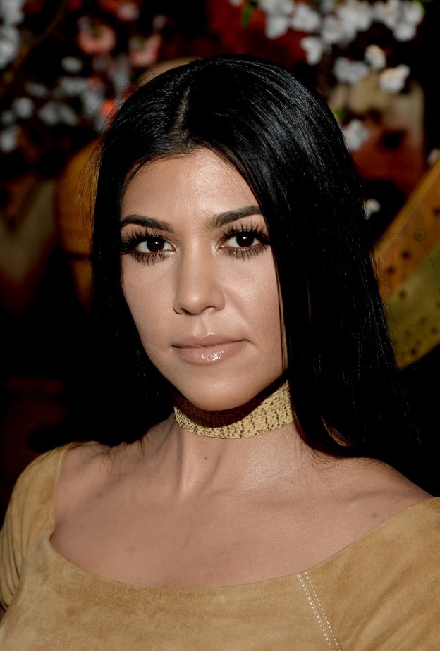 أبرز إطلالات كورتني كارداشيان الجمالية بعد خبر خطوبتها من ترافيس باركر