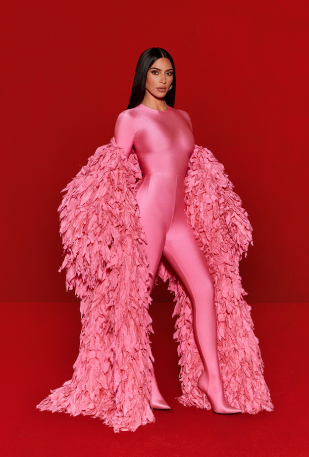 ازياء باللون الزهري على طريقة كيم كارداشيان للتوعية بسرطان الثدي