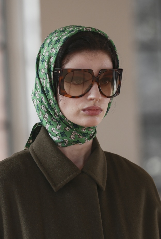 اكسسوارات شعر الوشاح العريض والمقوش من دار Max Mara