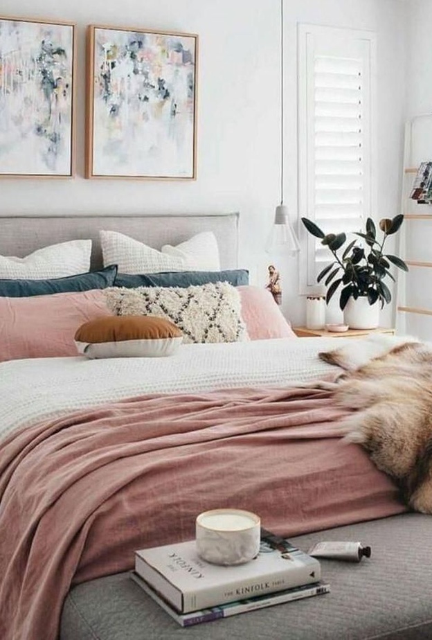 الأزرق والزهري في ديكورات غرفة نوم اسكندنافية