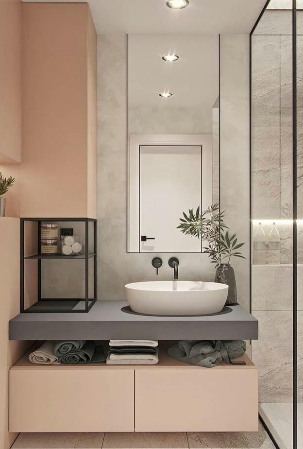 الخطوط الطويلة في التصميم تزيد من ارتفاع سقف الحمام الصغير