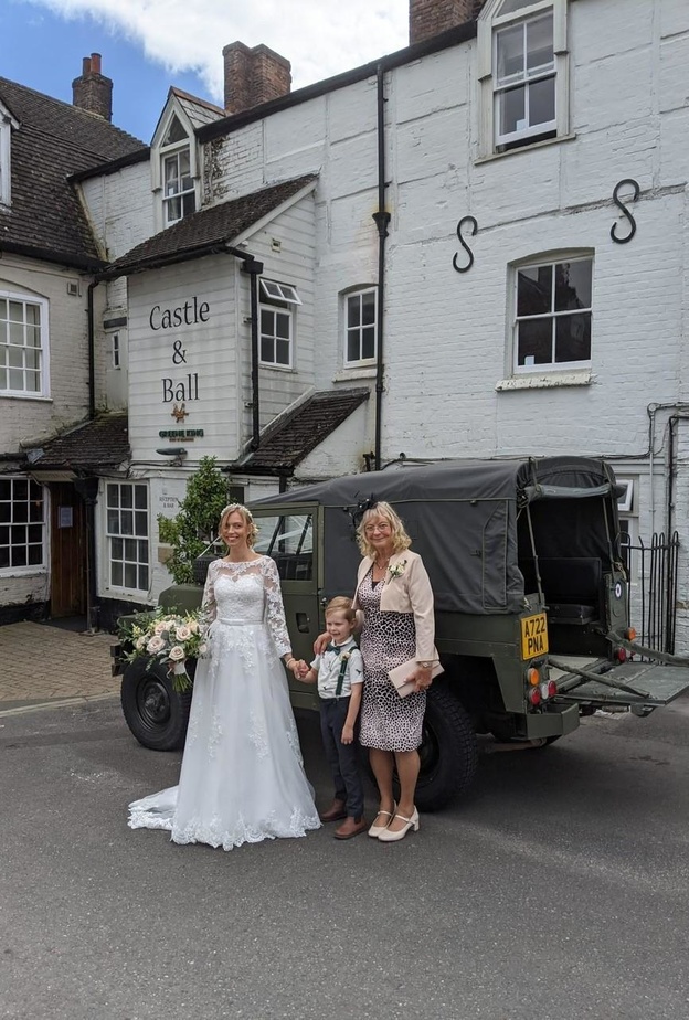 العروس استعارت سيارة لاند روفر قديمة.gallery