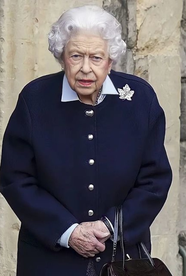 الملكة إليزابيث الثانية ملكة بريطانيا تواجه خطر الإفلاس