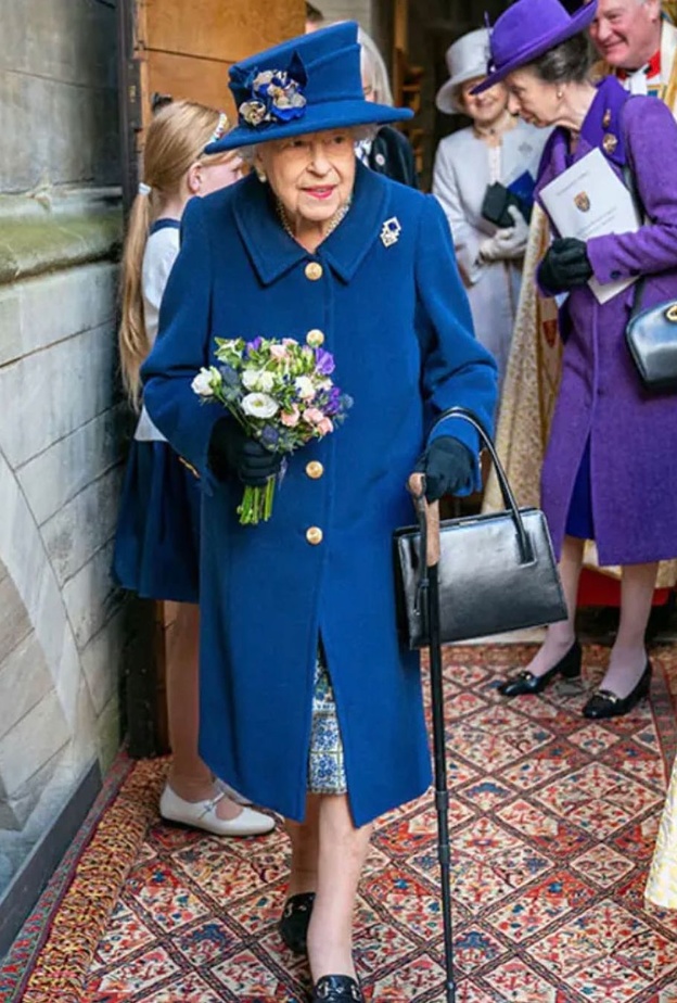 الملكة إليزابيث الثانية ملكة بريطانيا، تخطط للتنازل عن العرش بسبب سوء حالتها الصحية