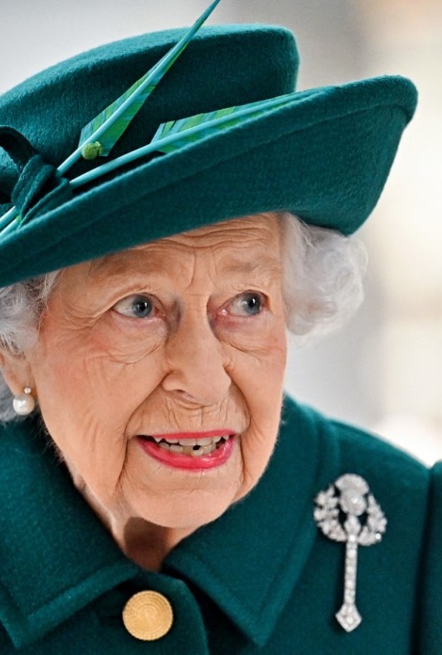 الملكة إليزابيث الثانية تتألق ببروش Queen Mary's Diamond Thistle Brooch