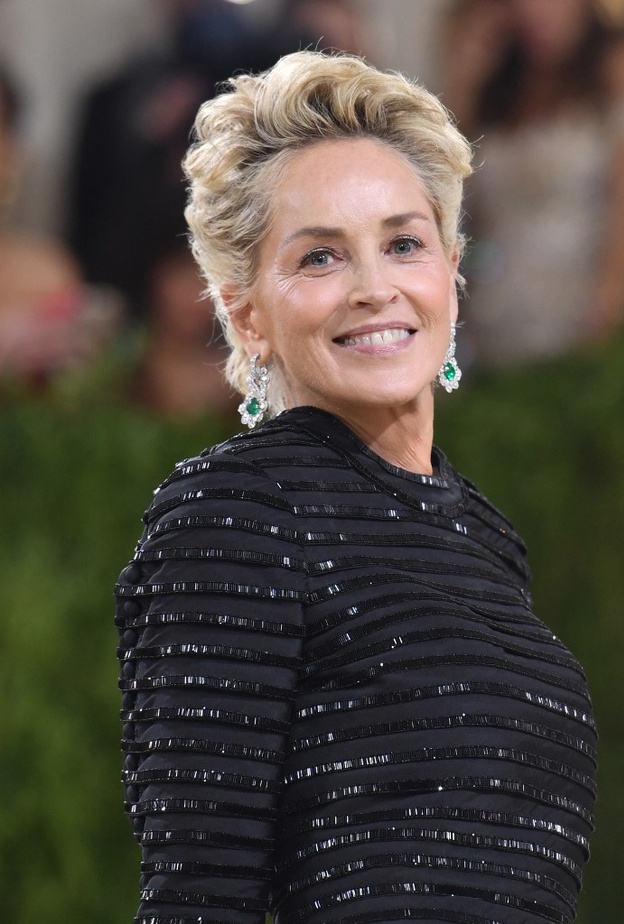 النجمة الأميركية شارون ستون Sharon Stone بمجوهرات شوبارد Chopard