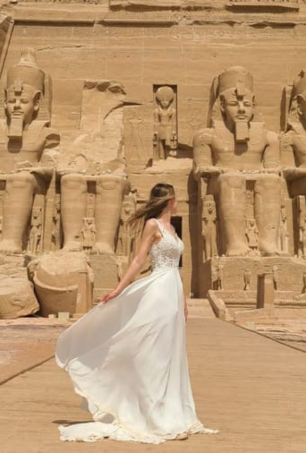 امرأة تستمر في ارتداء فستان زفافها في كل رحلات سفرها