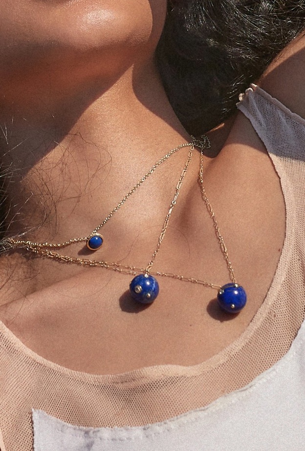 اناقة راقية في الخريف مع مجوهرات ذهب ولازورد