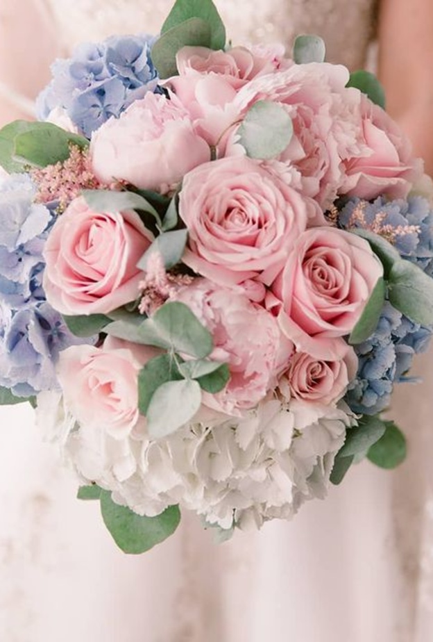 باقات زهور بوهيمية أنيقة بزهور الداليا باستخدام زهور الداليا إلى جانب نباتات الكينا 