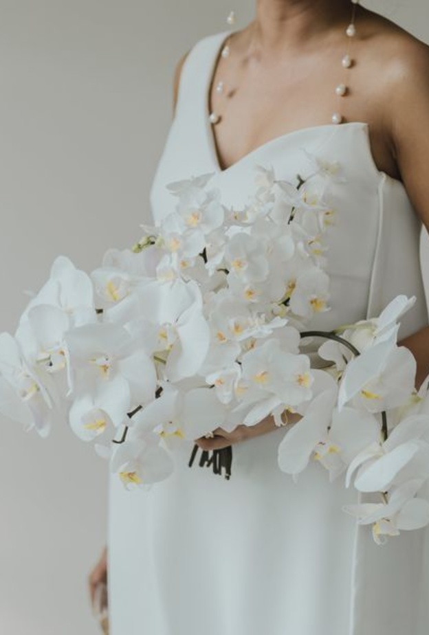 باقة زهور جذابة من زهور الأوركيد الأبيض وتعد خيار مثالي لعروس عصرية