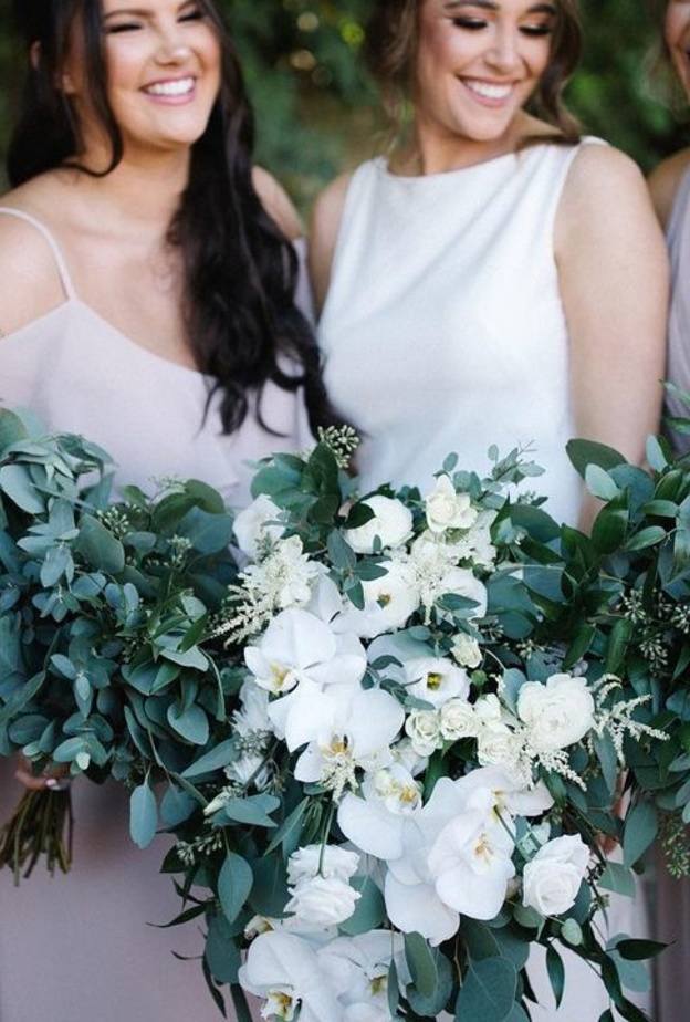 باقة عروس طويلة بنباتات الزينة الخضراء وأوراق الشجر