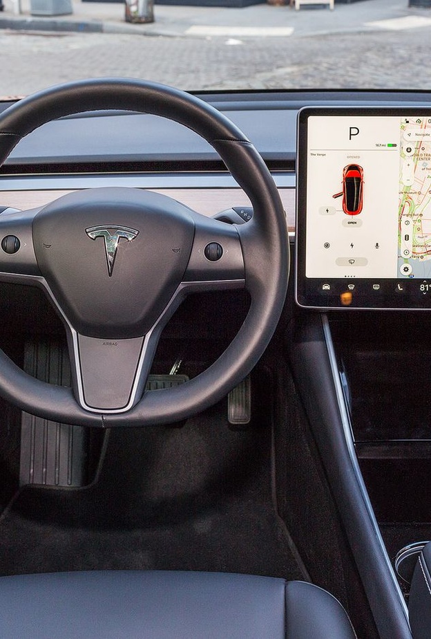 بسبب أخطاء.. تسلا تسحب تطبيق القيادة الذاتية الكاملة بعد ساعات من طرحه