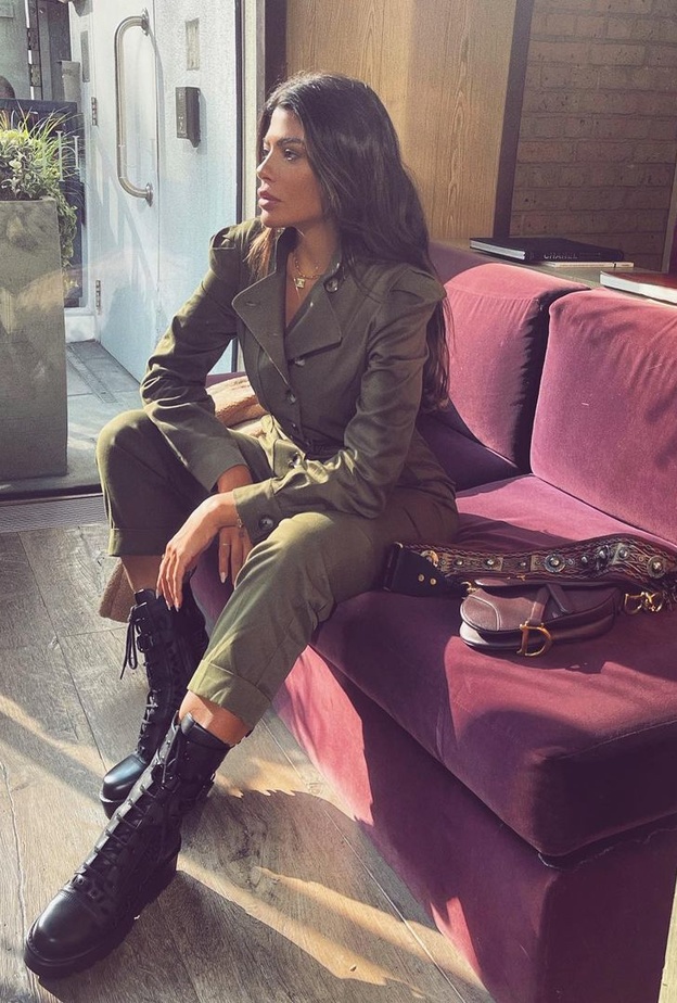 تألقت العنود البدر بالبدلة الأنيقة والعصرية باللون الزيتيّ إعتمدت معها صيحة تنسيق أحذية Combat Boots