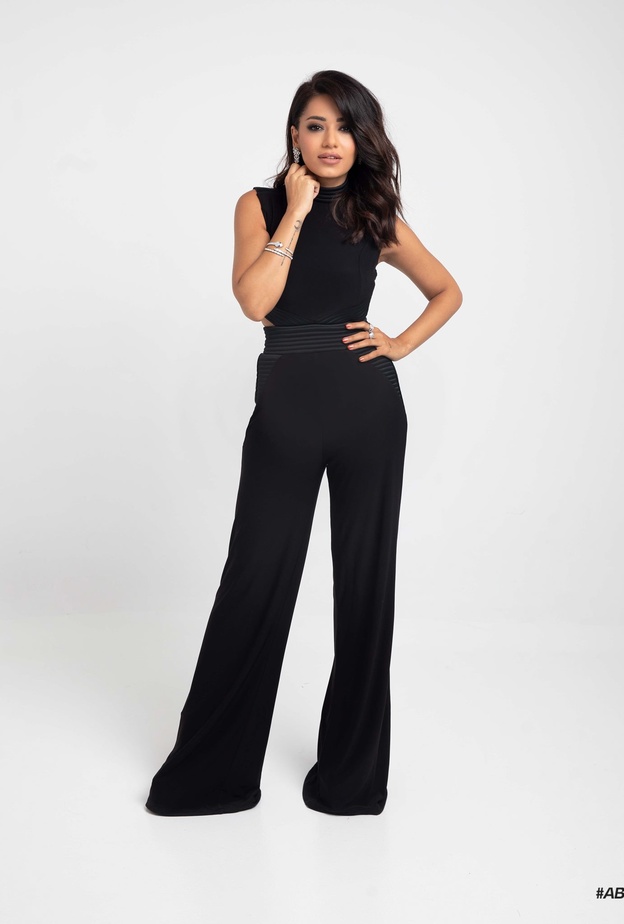 تألقت بالجمبسوت الأسود الذي تميّز بقصة الياقة العالية والأرجل الواسعة