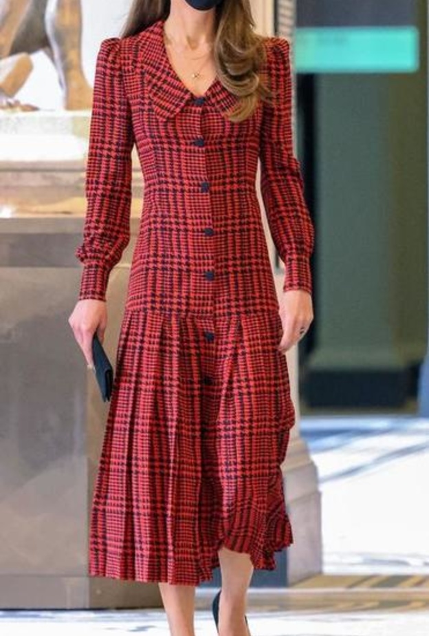 اطلالة ساحرة بالفستان التويد من تصميم دار Erdem والذي تميّز بقصة الكتف المنسدل