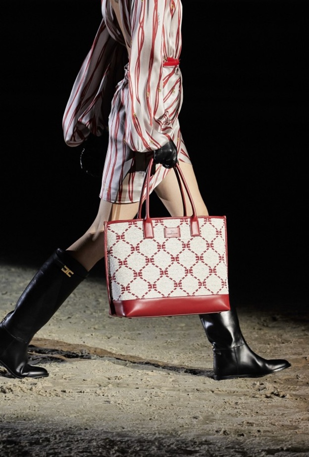 جيجي حديد تألقت في عرض Versace بلوك كامل باللون الأسود مع الحقيبة المونوغرام الحمراء