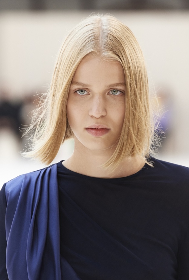 تسريحات شعر اشقر قصير وكاريه من دار Loewe