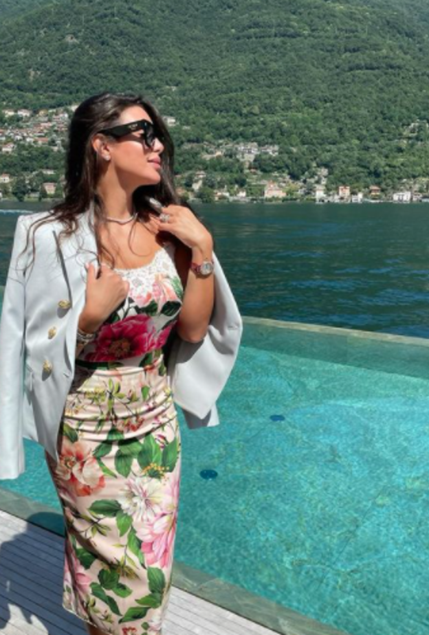 أفكار لاعتماد الأقمشة المعرقة من وحي اطلالات ياسمين صبري