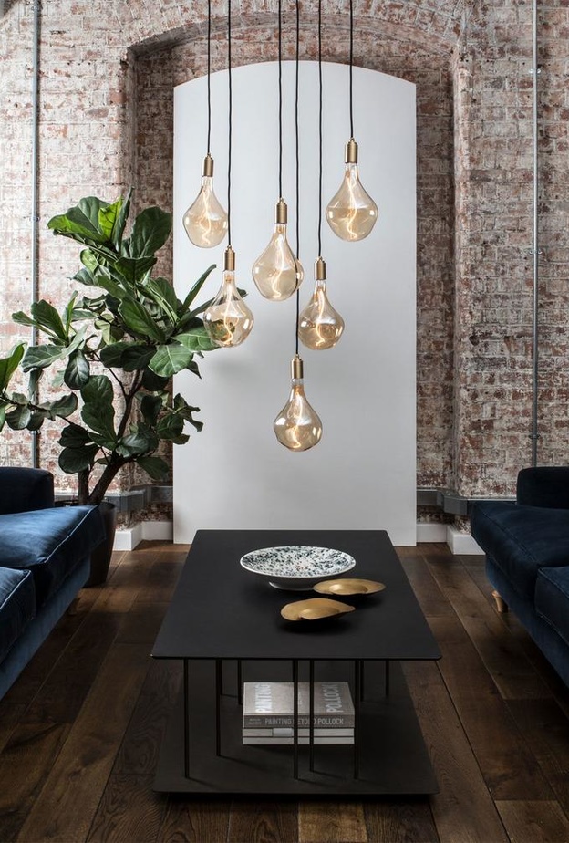 ثريا تنير غرفة المعيشة العصرية