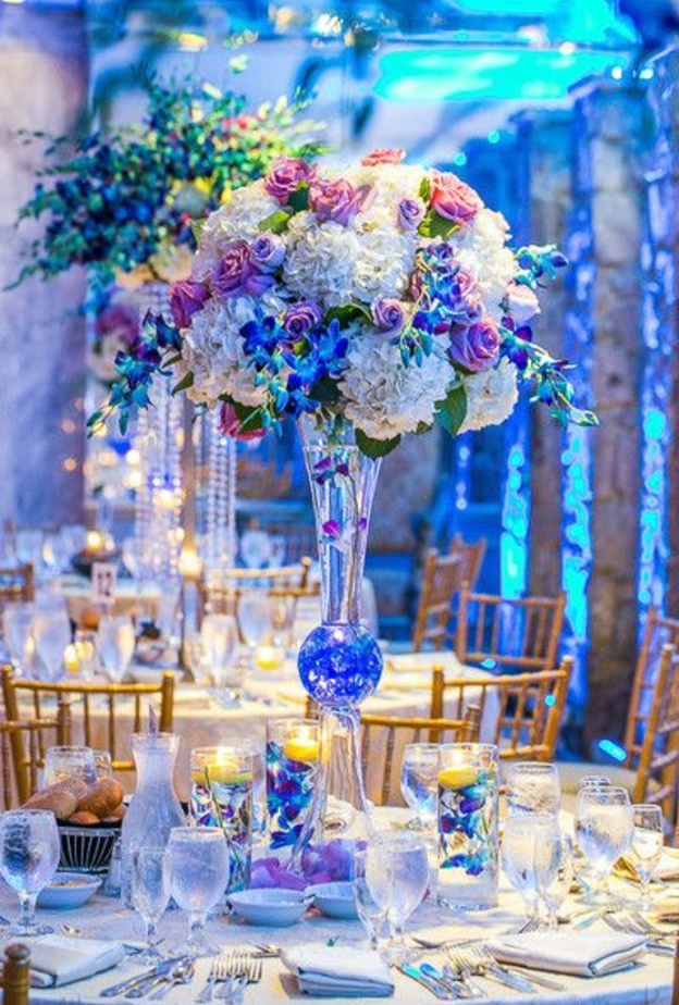 ثيم زفاف شتوي باللون الازرق والبنفسجي في ديكور طاولات الزفاف
