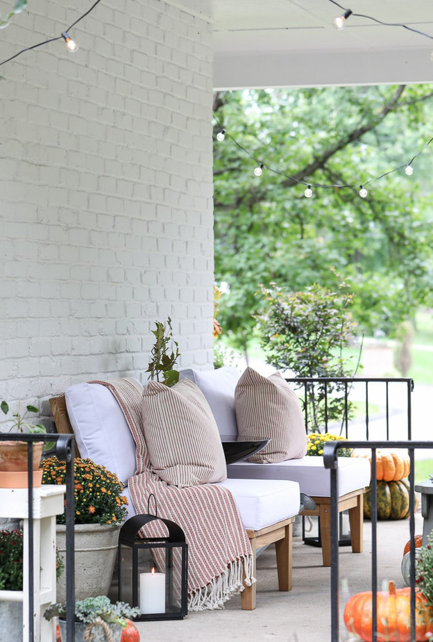 جلسات خارجية لديكور خريفي دافئ