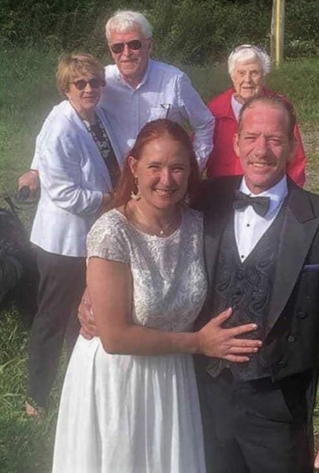 حفل زفاف على الحدود