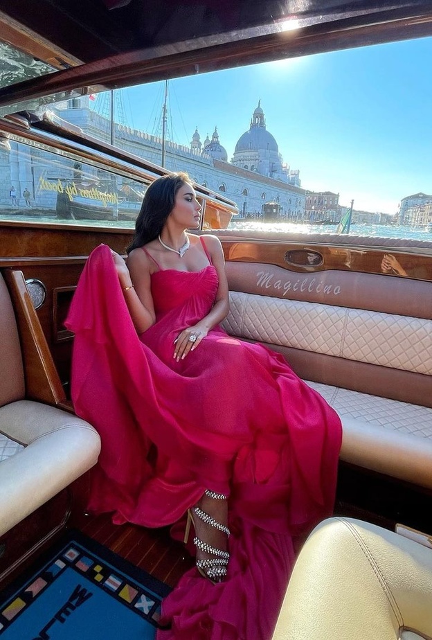 خطفت الأنظار بأناقتها واختيارها فستان السهرة المميز من توقيع دار Roberto Cavalli