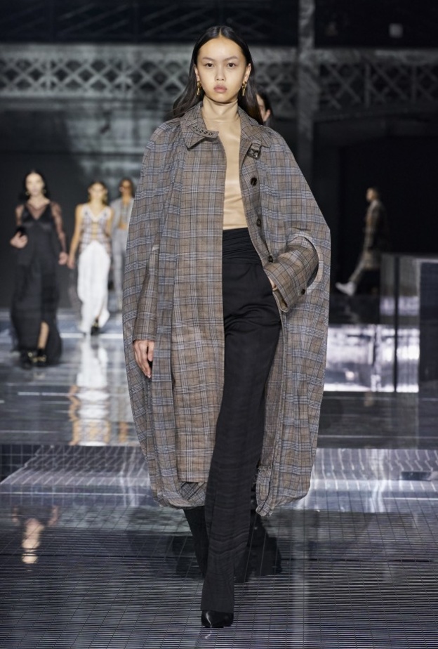 دار Burberry صممت الكاب الأنيق بنقشة المربعات مع البنطلون الأسود