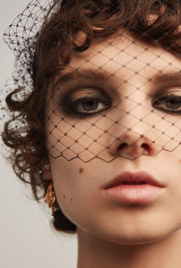 رسمات ايشادو اسود مجنح وهندسي من دار Dior