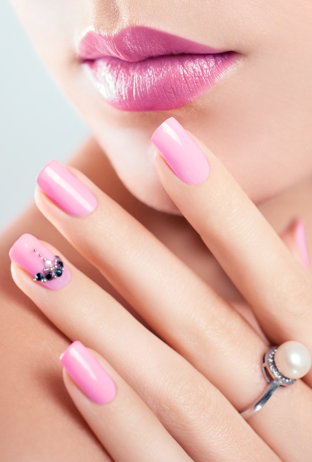 رسومات مناكير وردي للعروس مع الستراس لشهر التوعية بسرطان الثدي