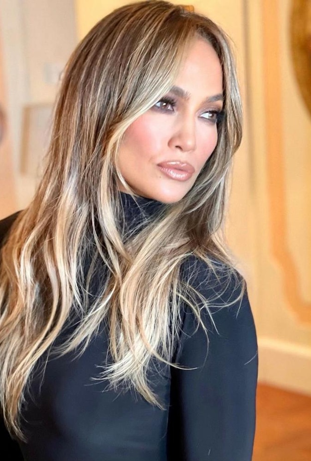 أجمل ألوان صبغات الشعر البني المتموج مع العسلي من وحي إطلالات جنيفر لوبيز