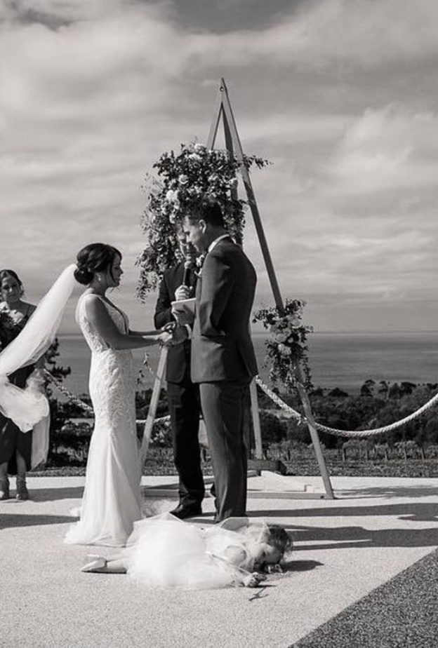 صديق العريس وافق على القيام بدور المصور