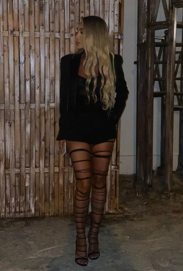 صور اطلالات مايا دياب بموضة الشورت مع الصندل العصري والمترابط