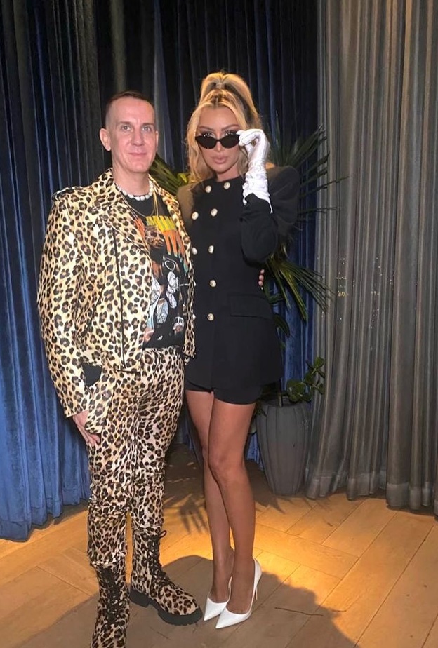 صورة جمعتها بمصمم دار Moschino جيريمي سكوت Jeremy Scott