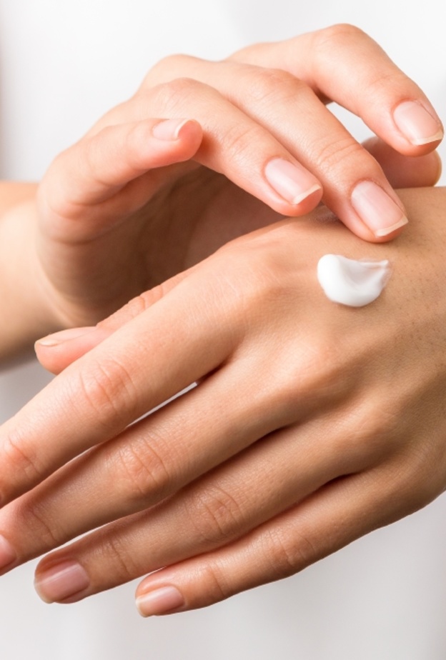 الفازلين يساعد على ترطيب البشرة الجافة والمتشققة وتفتيحها