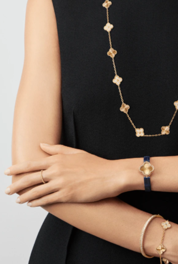 ساعات نسائية باللون الأزرق لسهرات الخريف والشتاء