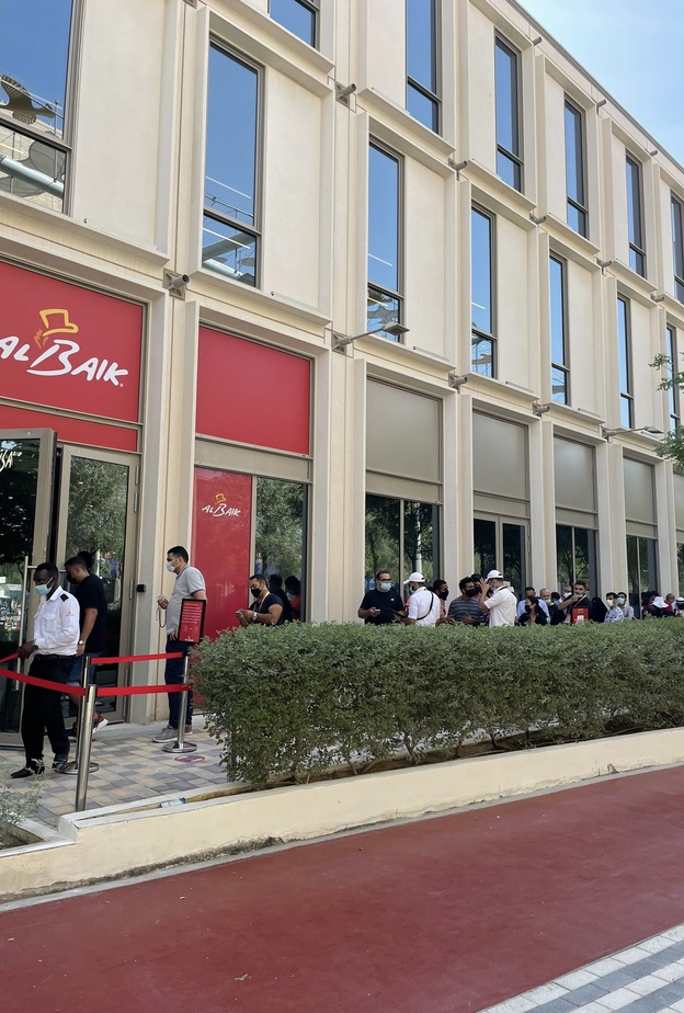 طابور مطعم البيك - المصدر البيك 