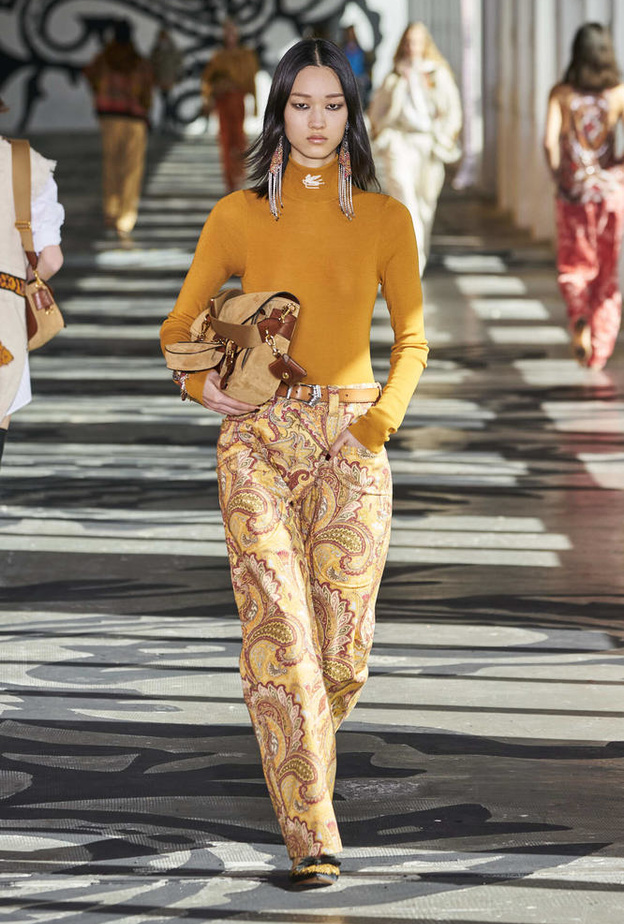 طرق ارتداء وتنسيق اللون المرجاني مع القماش الجلدي من دار Drome